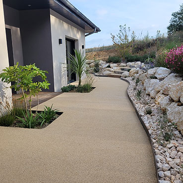 Aménagement jardin par le paysagiste Vert et Bois situé à Mours Saint-Eusèbe près de Romans-sur-Isère