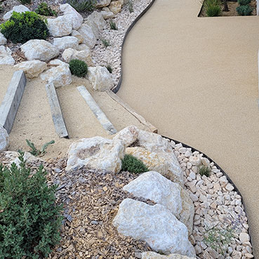 Cours et allée aménagement dans la Drôme par le paysagiste Vert et Bois