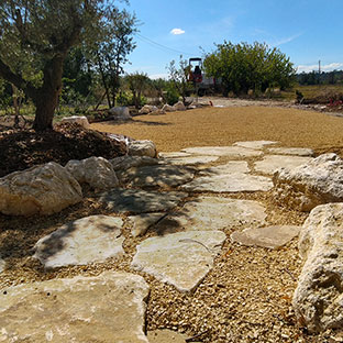 Terrassement avec pose de pierre naturelle par le paysagiste vert et bois à Romans-sur-Isère