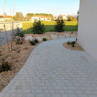 Aménagement de terrasse, pose de pavés en béton par le paysagiste Vert et Bois situé à Romans-sur-Isère dans la Drôme 26