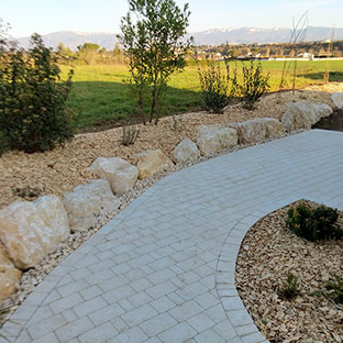 aménagement jardin d'une terrasse en pavé par le paysagiste Vert et Bois situé à Romans-sur-Isère dans la Drôme des collines