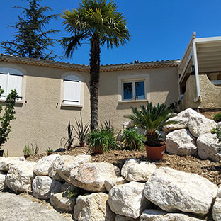 aménagement jardin piscine par le paysagiste Vert et Bois situé à Romans-sur-Isère dans la Drôme