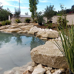 Enrochement aménagement d'une marre par le Paysagiste Vert et Bois à Romans-sur-Isère