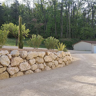 Enrochement par le Paysagiste Vert et Bois à Romans-sur-Isère dans la Drôme