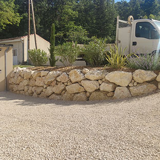Enrochement prestation par le paysagiste vert et bois à romans-sur-isere