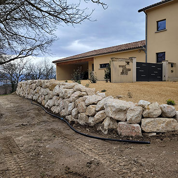 Enrochement de jardin par le paysagiste Vert et Bois Mours St-Eusèbe 26 et romans sur isere