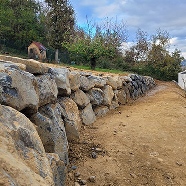 Enrochement de jardin à Romans-sur-Isère par le paysagiste Vert et Bois Mours St-Eusèbe 26