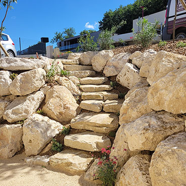 Enrochement de jardin par le paysagiste Vert et Bois Mours St-Eusèbe 26 et romans sur isere