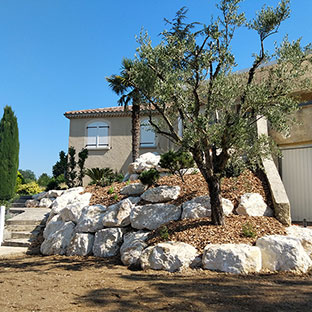 Aménagement et enrochement de jardin par le paysagiste Vert et bois à Romans