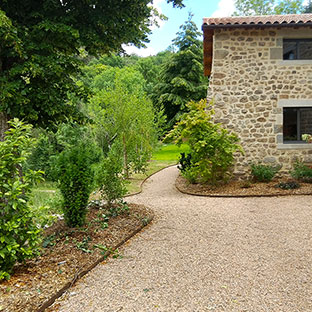 Aménagement jardin rustique en Drôme des collines par le paysagiste Vert et Bois situé à Mours Saint-Eusèbe près de  Romans-sur-Isère