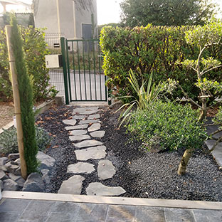 Aménagement de jardin, pose de dalle en pierre par le paysagiste Vert et Bois situé à Romans-sur-Isère dans la Drôme 26