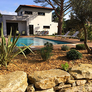aménagement jardin piscine par le paysagiste Vert et Bois situé à Romans-sur-Isère dans la Drôme des collines