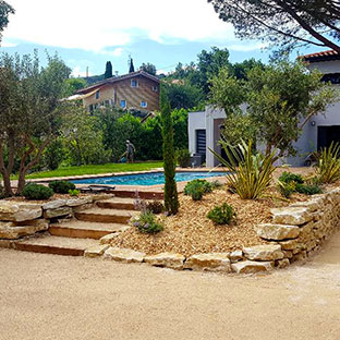 aménagement jardin piscine par le paysagiste Vert et Bois situé à Romans-sur-Isère dans la Drôme