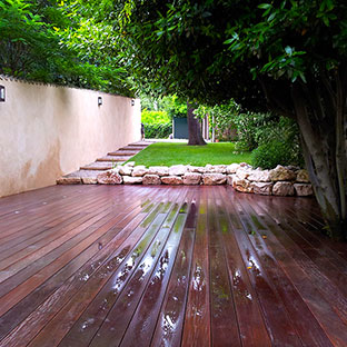 Aménagement d'une terrasse par le paysagiste Vert et bois à Romans dans la Drôme