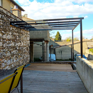 Aménagement de terrasse à Romans-sur-Isère par le paysagiste Vert et Bois drome des collines 26