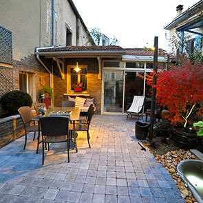 Aménagement d'une terrasse à Romans-sur-Isère par le paysagiste Vert et Bois